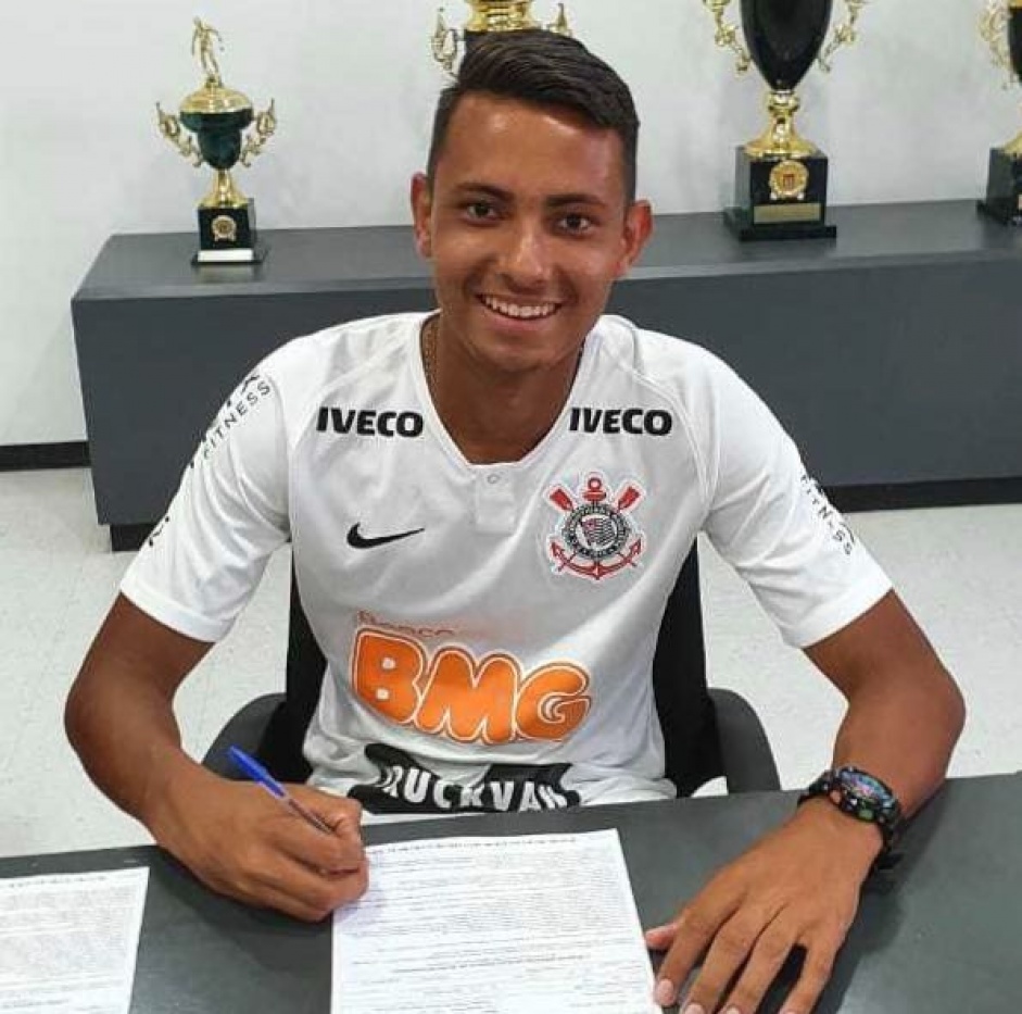 Lucas Belezi firma vnculo com o Corinthians at o fim de 2022