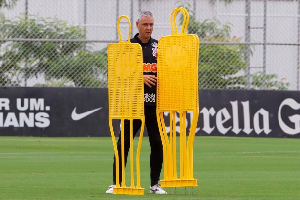 Algumas decisões de Tiago Nunes, dentro e fora de campo, são contestadas internamente no Corinthians