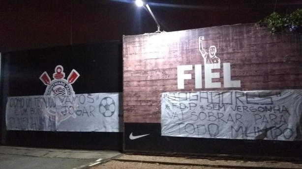 Faixas foram estendidas tanto no Parque São Jorge quanto no CT, mas ninguém assumiu autoria do protesto