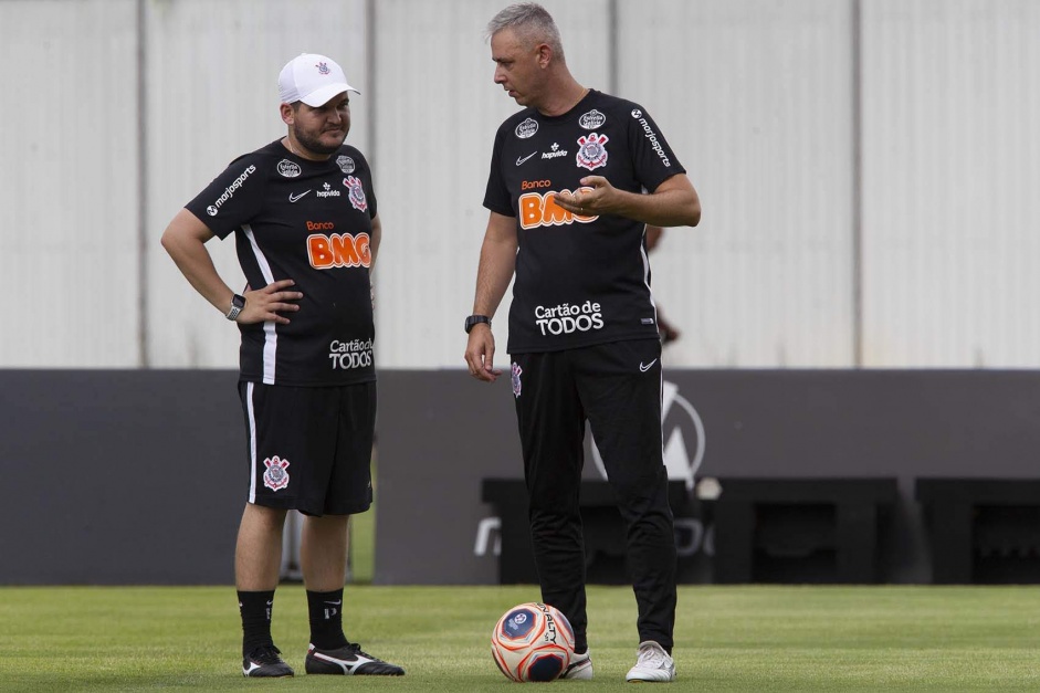 Pedro Sotero ao lado de Tiago Nunes durante treino no CT Joaquim Grava