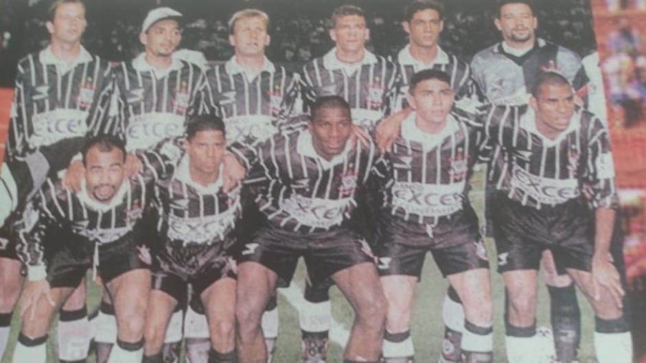 Fbio Augusto (o quarto jogador em p, da esq. para a dir.) foi campeo com o Corinthians em 1997