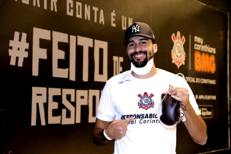 Zagueiro do Corinthians, Lo Santos marca presena na campanha Sangue Corinthiano