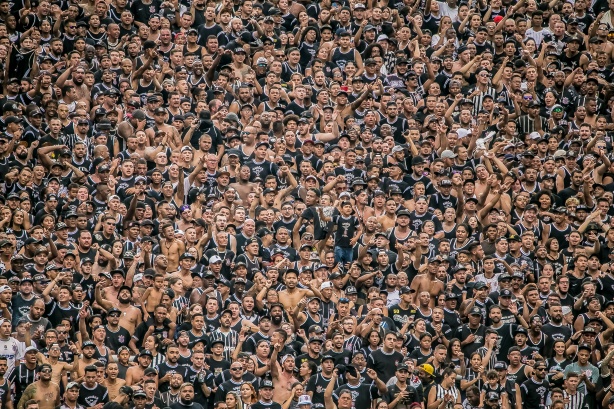 Corinthians vence Fernebah�e, da Turquia, em duelo de torcidas na internet
