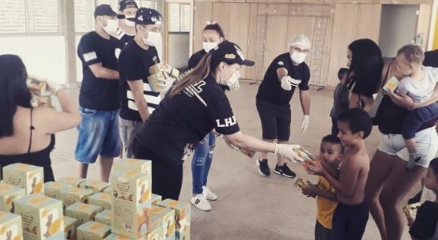 Gavi�es da Fiel doa chocolates em parceria com Sabrina Sato, rainha da escola