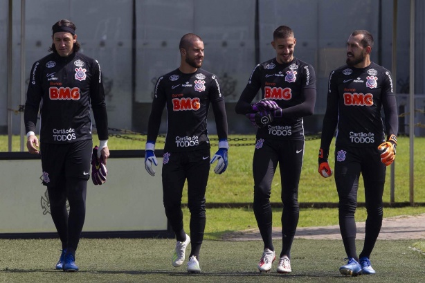 Matheus (à direita de Cássio) chegou para o Sub-23, mas treina com os profissionais