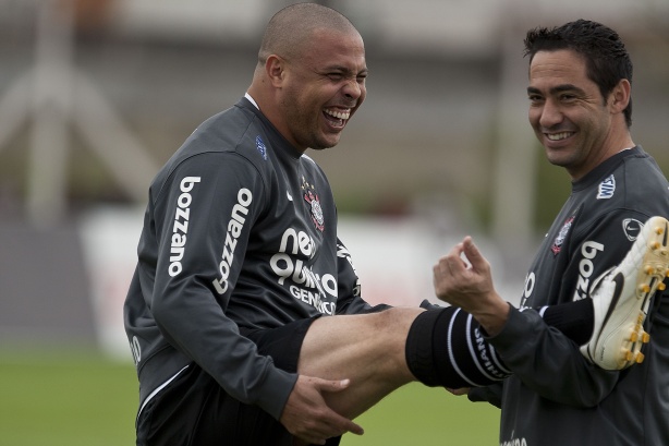 Ronaldo e Chic�o durante treino do Corinthians no CT Joaquim Grava