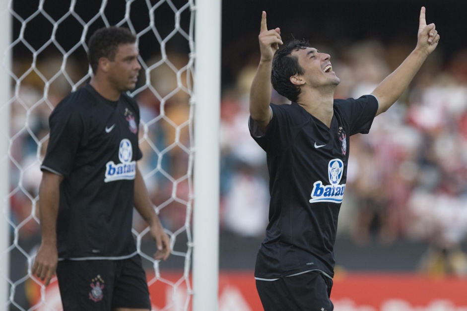 Douglas e Ronaldo garantiram a vitria do Corinthians no Majestoso