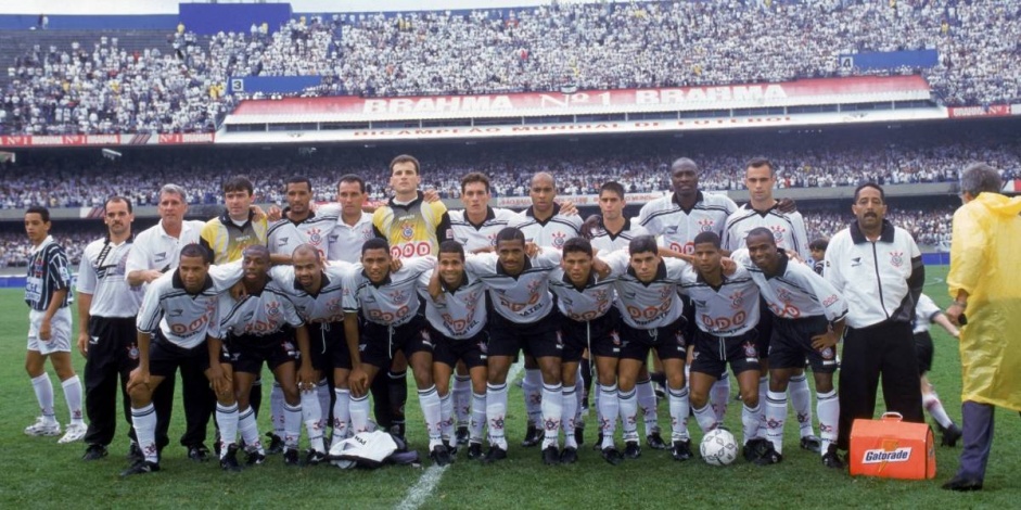Corinthians sagrou-se bicampeo brasileiro ao vencer o Cruzeiro em 1998