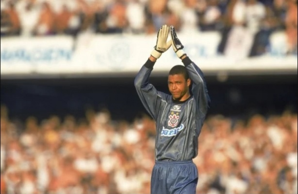 Goleiro defendeu o Cruzeiro em 1998, mas esteve com o Corinthians em 1999