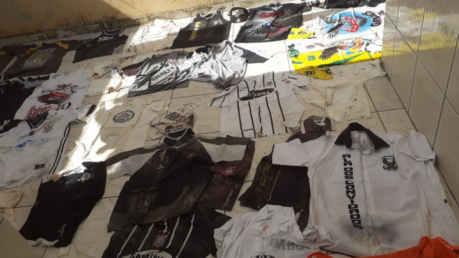 Limpeza no quintal acabou com descoberta marcante: 52 camisas do Corinthians