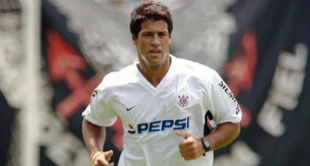 Ex-zagueiro do Corinthians lembra dificuldade de adaptação e