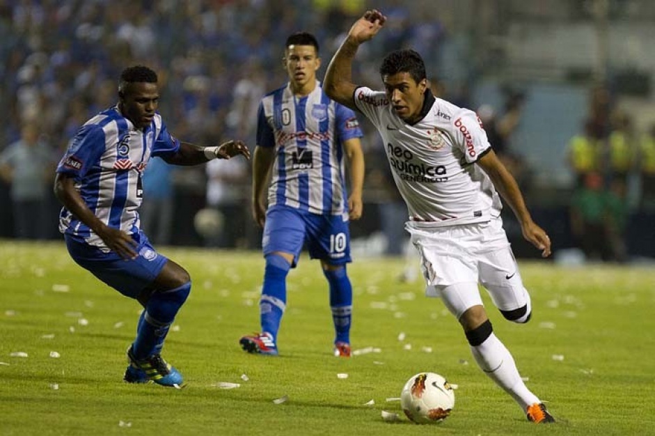 H oito anos, Corinthians segurava empate no Equador e levava deciso para Pacaembu