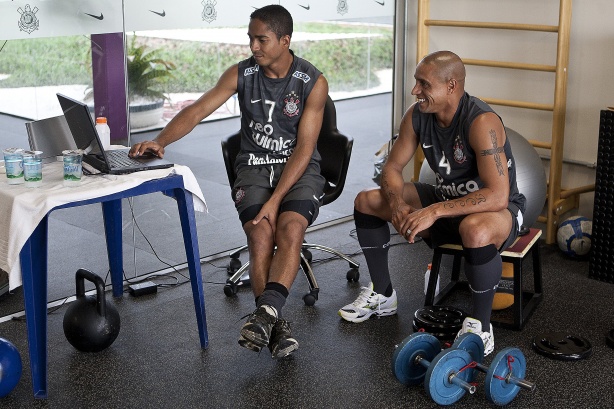 Jorge Henrique e Roberto Carlos durante treino do Corinthians no CT Joaquim Grava