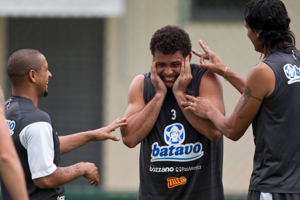 Roberto Carlos, Ronaldo e Escudero durante treino do Corinthians em 2010