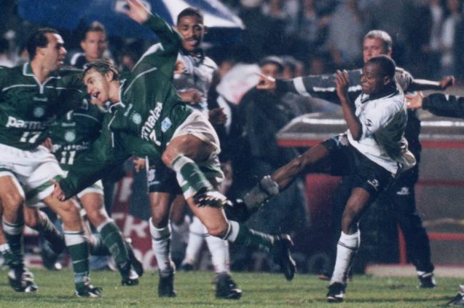 Confuso generalizada aps provocao de Edlson Capetinha marcou final do Paulisto de 1999