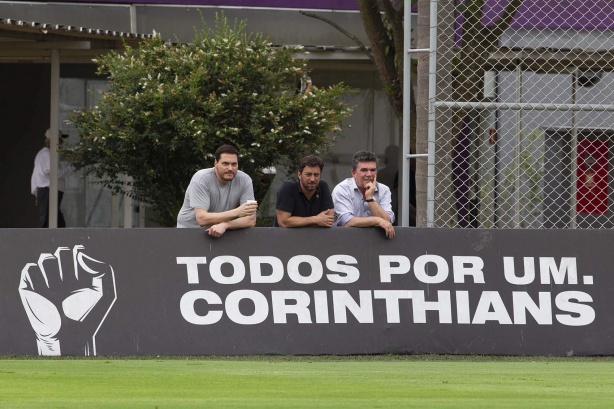 Mauro Cezar: “Reeleger esse grupo no Corinthians é mais que um tiro no pé”