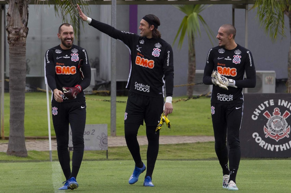 Goleiros do Corinthians durante treino no CT Joaquim Grava em fevereiro