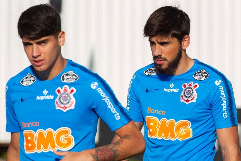 Araos e Buno Mendez so dois dos jogadores comprados pelo Corinthians em moeda estrangeira