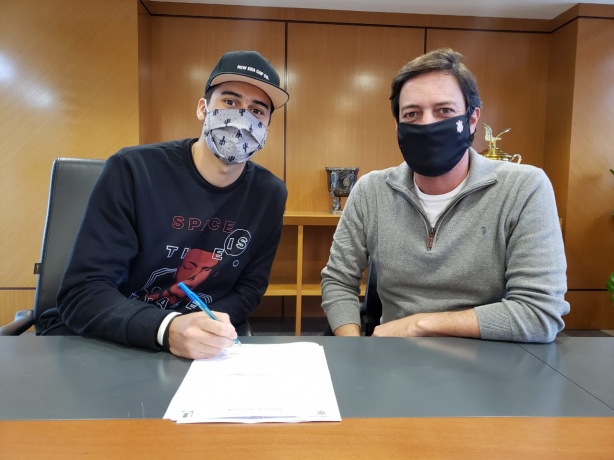 L�o Santos assinou o novo contrato com o Corinthians