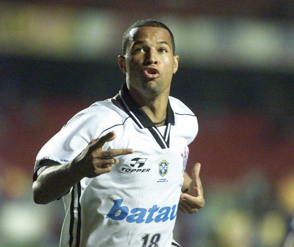 Dinei disputou 194 jogos e anotou 34 gols pelo Corinthians