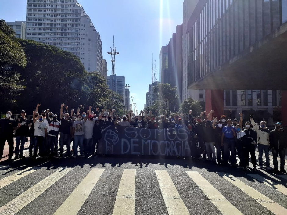 Torcedores do Corinthians registraram a manifestao: "Manter a democracia  servio essencial"