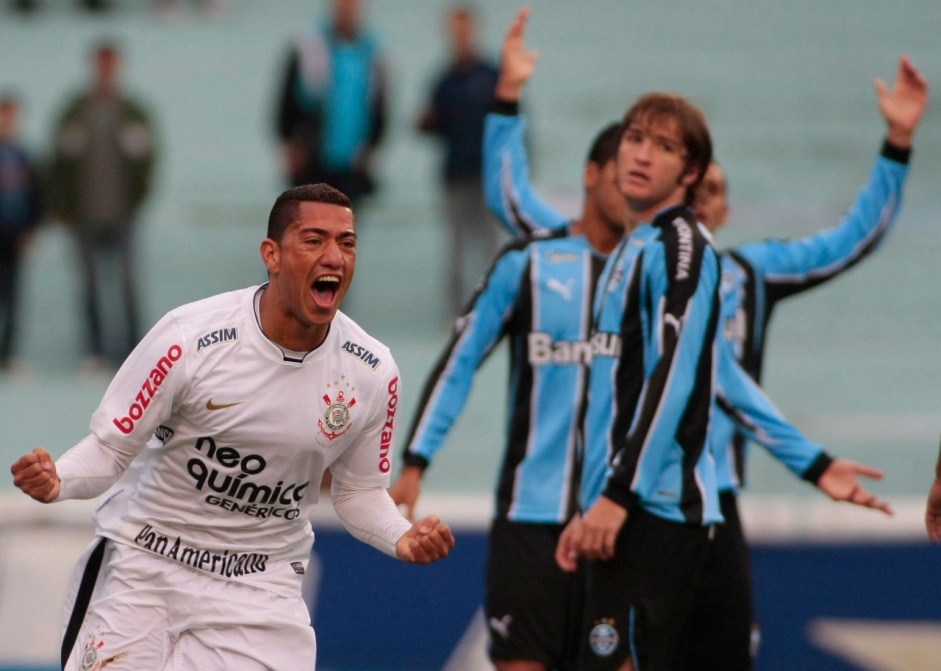 Primeiro gol de Ralf pelo Corinthians completa 10 anos