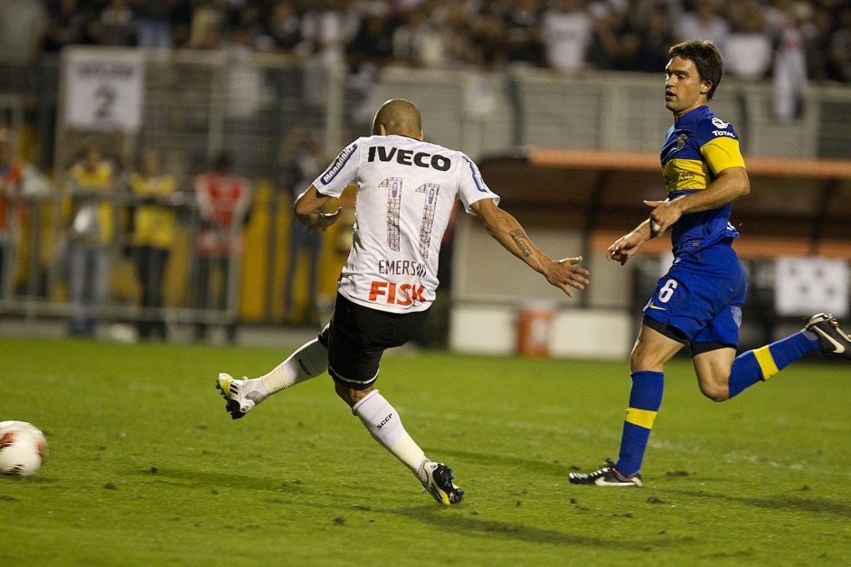 Matas Caruzzo correu, correu, correu... mas no chegou em Sheik, chutou para marcar o segundo gol do Corinthians naquela final de 2012