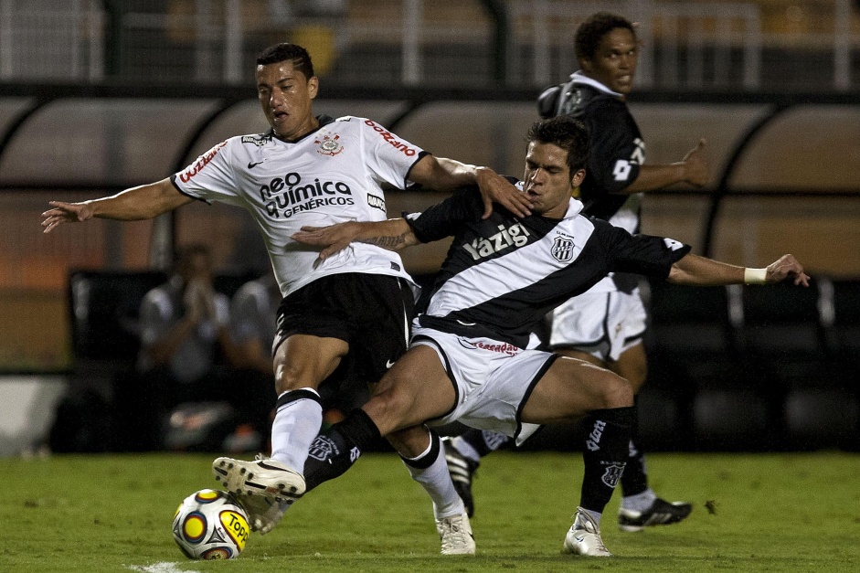 Everton Santos (com a camisa da Ponte Preta) teve passagem apagada pelo Corinthians