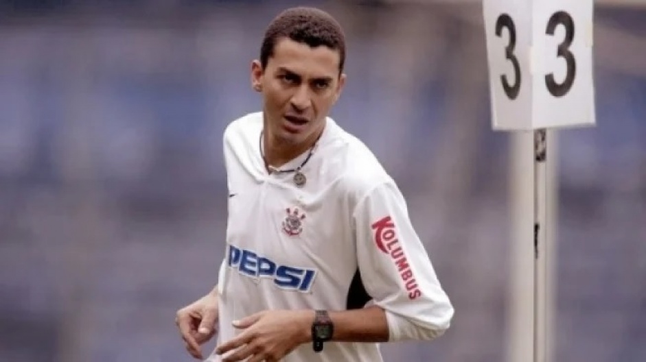 Meia jogou brevemente no Corinthians no comeo de 2004