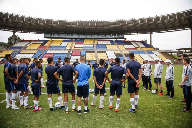 Sub-17 volta a jogar neste s�bado