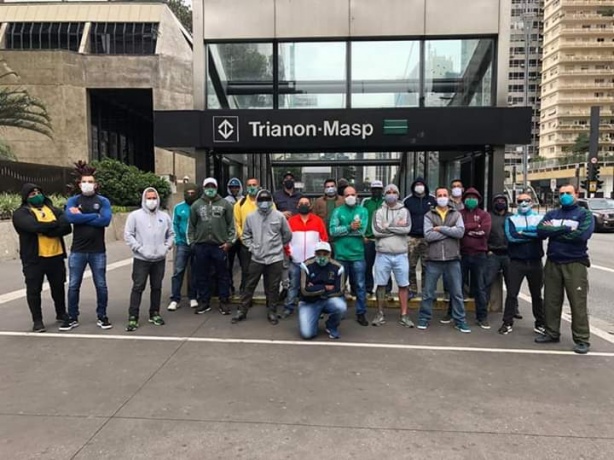 Grupo com maioria de palmeirenses compareceu a ato contra corinthianos na Avenida Paulista