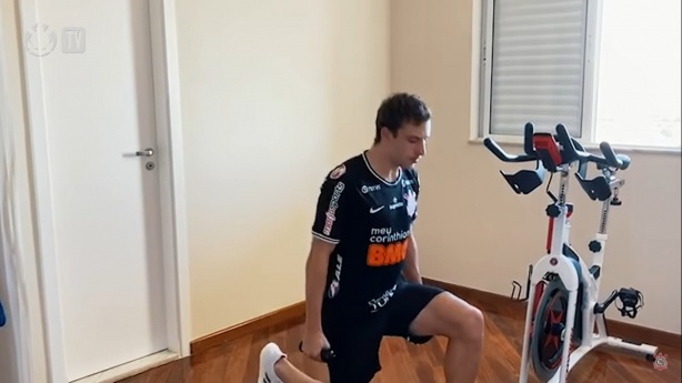 Carlos Augusto mostrou sua rotina de treino para a Fiel