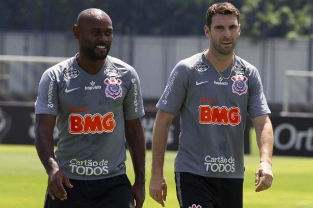 Love e Boselli durante treino do Corinthians no CT Joaquim Grava