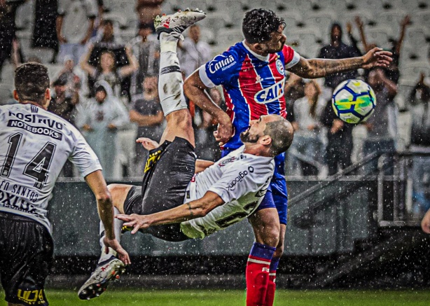 Danilo anota golaço e garante vitória do Corinthians por 2 a 1 sobre o Bahia, em 2018
