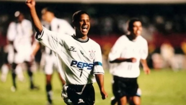Marcelinho marcou dois gols na goleada contra o São Paulo no Paulistão de 1999