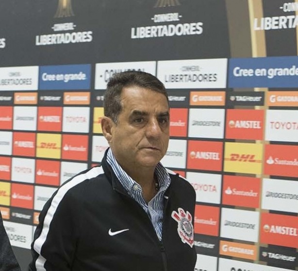 Diretor-adjunto do Corinthians, Jorge Kalil não perdoou o ex-zagueiro Paulo André durante live