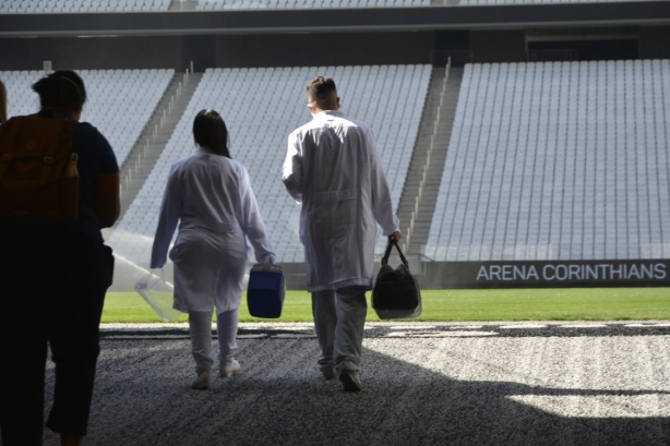 Funcion�rios realizam testes na Arena Corinthians