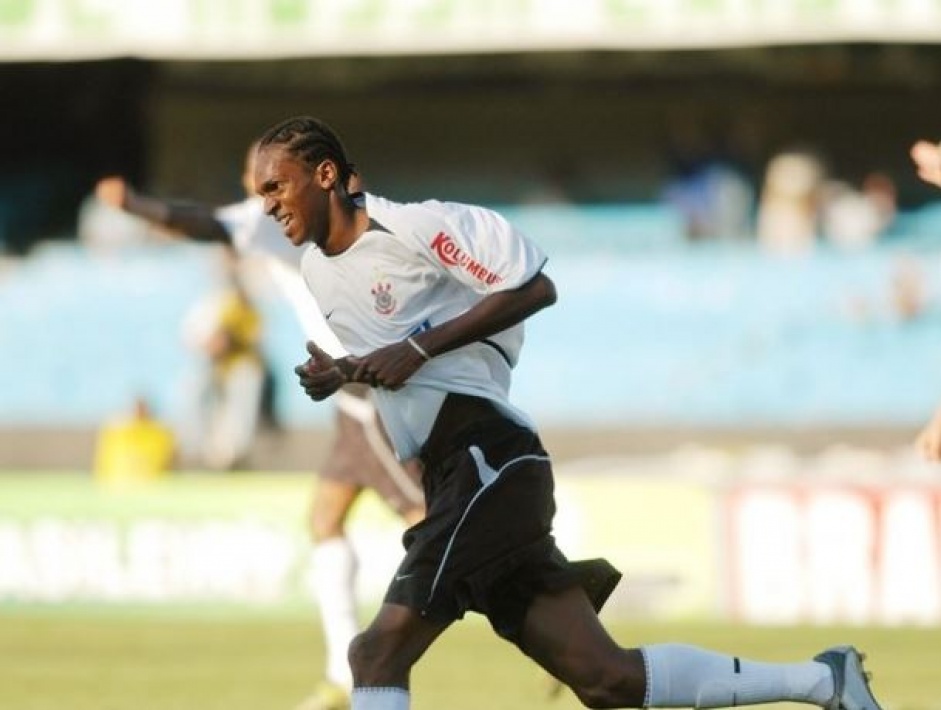 J marcou dois gols na vitria contra o Flamengo em 2005