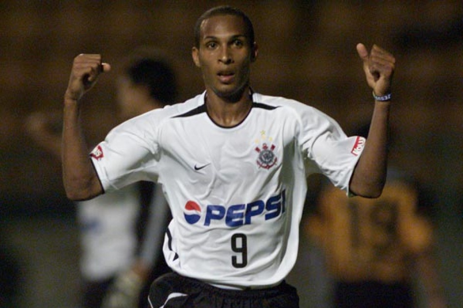 Ex-atacante do Corinthians, Liedson estava presente no ltimo duelo disputado pela equipe no dia 15 de junho