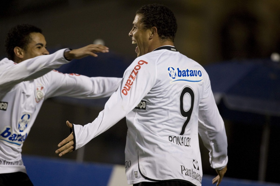 Ronaldo Fenmeno marcou um dos gols do primeiro duelo pela final da Copa do Brasil 2009