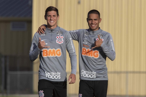 Mateus Vital e Madson durante treino do Corinthians
