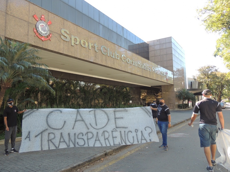Parque So Jorge, sede social do Corinthians, foi alvo de protestos mais uma vez na manh desta sexta-feira
