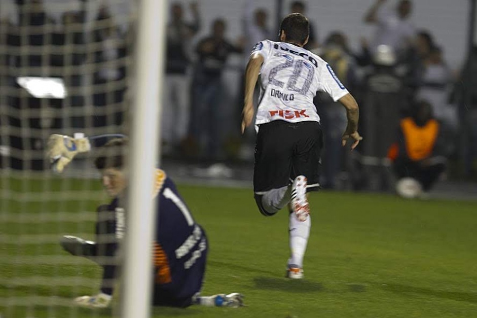 Danilo marcou o gol que garantiu a classificao do Corinthians  final da Libertadores em 2012