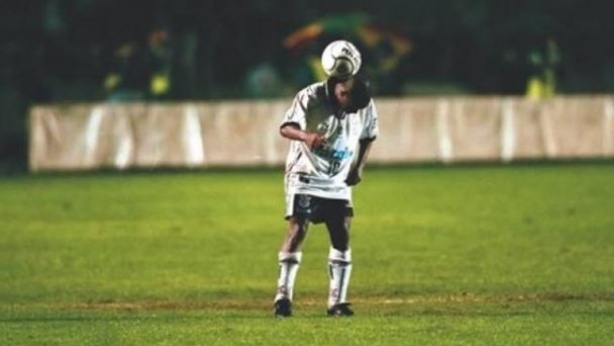 Ed�lson Capetinha fazendo embaixadinhas no segundo jogo da final no Morumbi