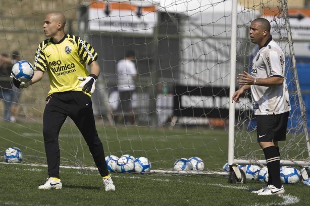 Julio Cesar e Ronaldo foram companheiros no Corinthians entre 2009 e 2011