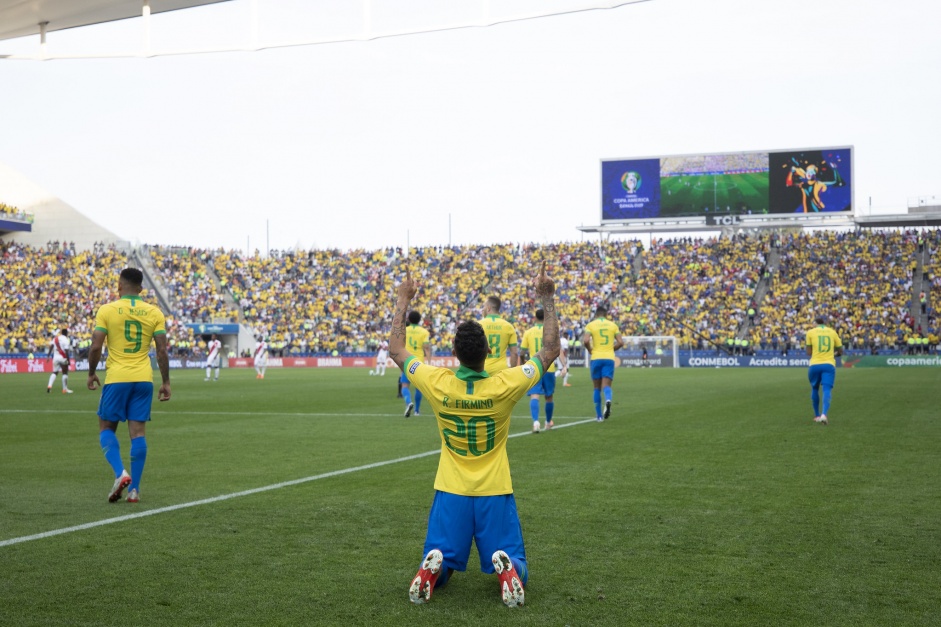 Brasil goleou o Peru no estdio alvinegro