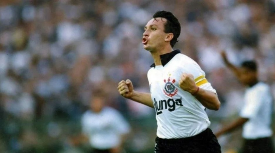Neto marcou um gol de falta contra a Portuguesa, pelo Torneio Rio-So Paulo, em 1993