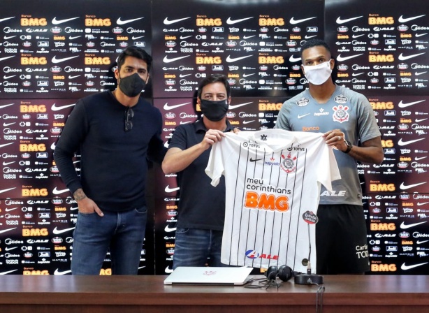 Jô posou com a camisa 77 que usará nesta temporada