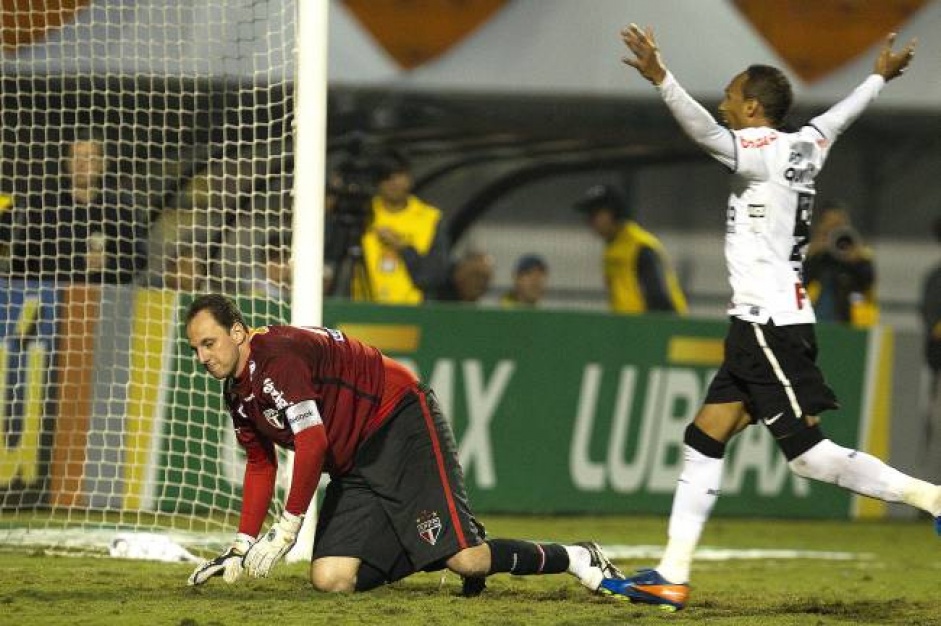 Lidson marcou trs dos cinco gols na goleada contra o So Paulo em 2011