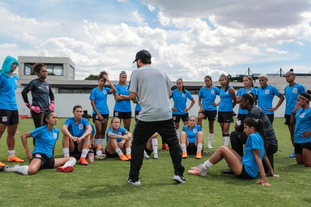 Elenco feminino do Corinthians pode volta a jogar j� no pr�ximo m�s de agosto